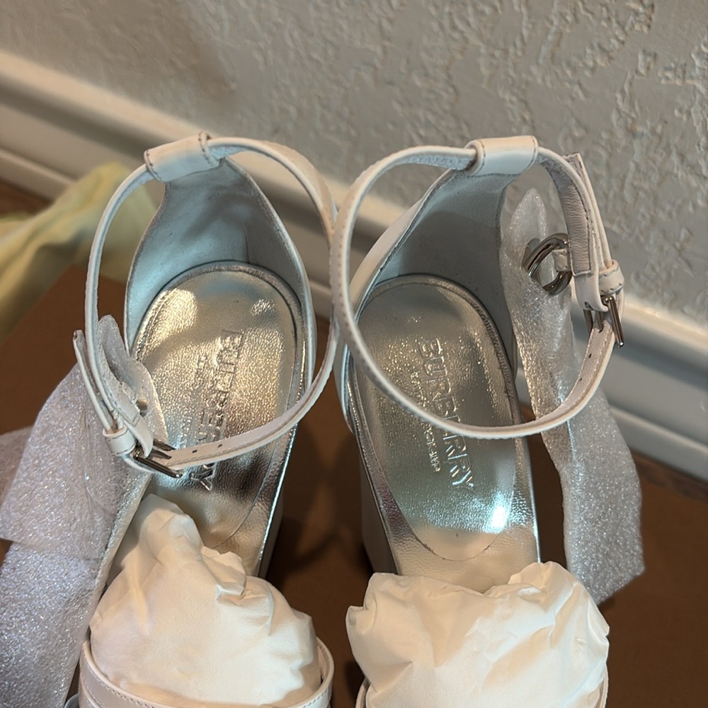 NWT SIZE 36 Burberry White Leather Split-Toe Hove Sandals - Picture 13 of 16